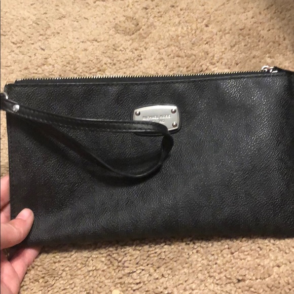 Excellent condition large MK crossbody - Picture 1 of 7